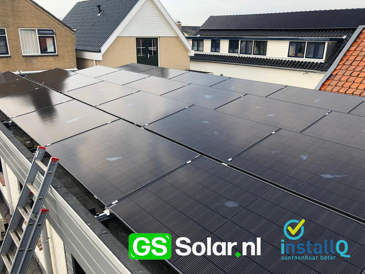 Zonnepanelen tussen verschillende dakvormen in de binnenstad