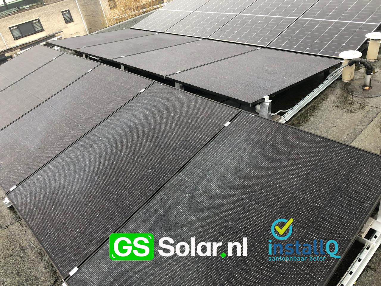 Zonnepanelen op het dak van een agrarisch pand