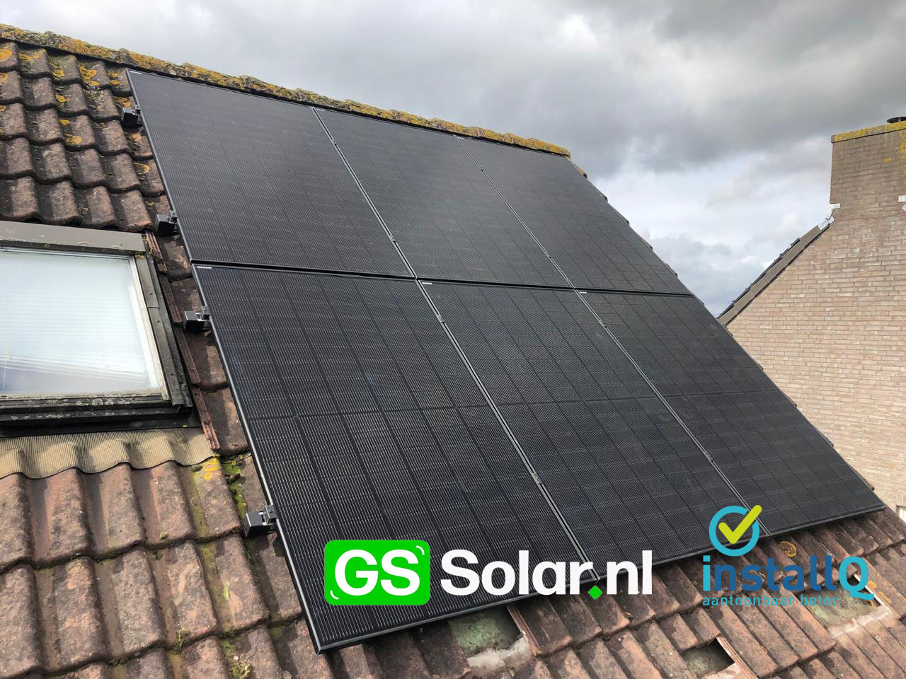 Grootschalige zonnepaneleninstallatie op bedrijfsdaken