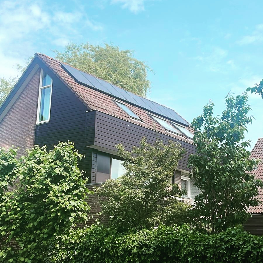 Zonnepanelen op een plat dak in stedelijke omgeving