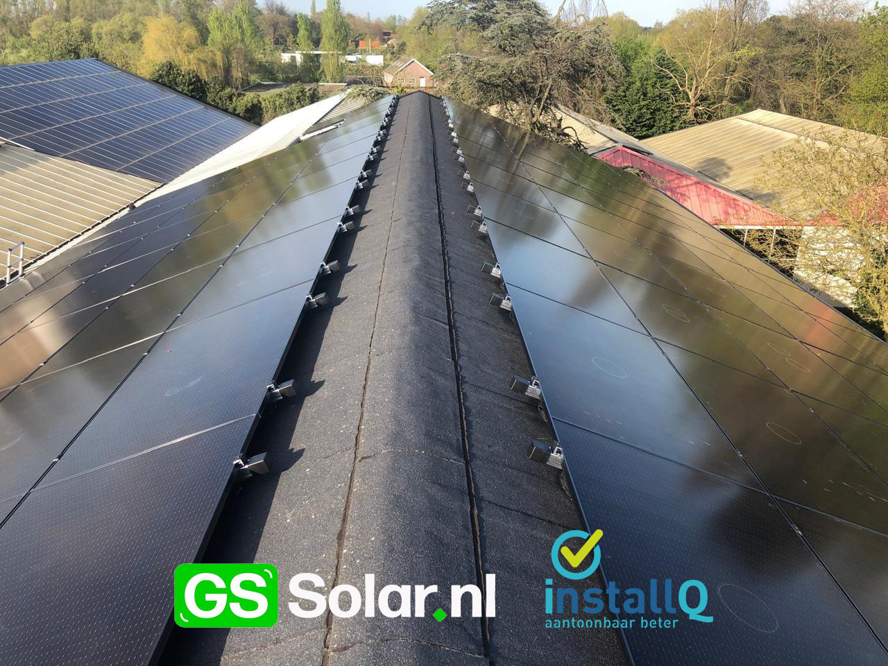 Zonnepanelen op rijwoningen in een woonstraat