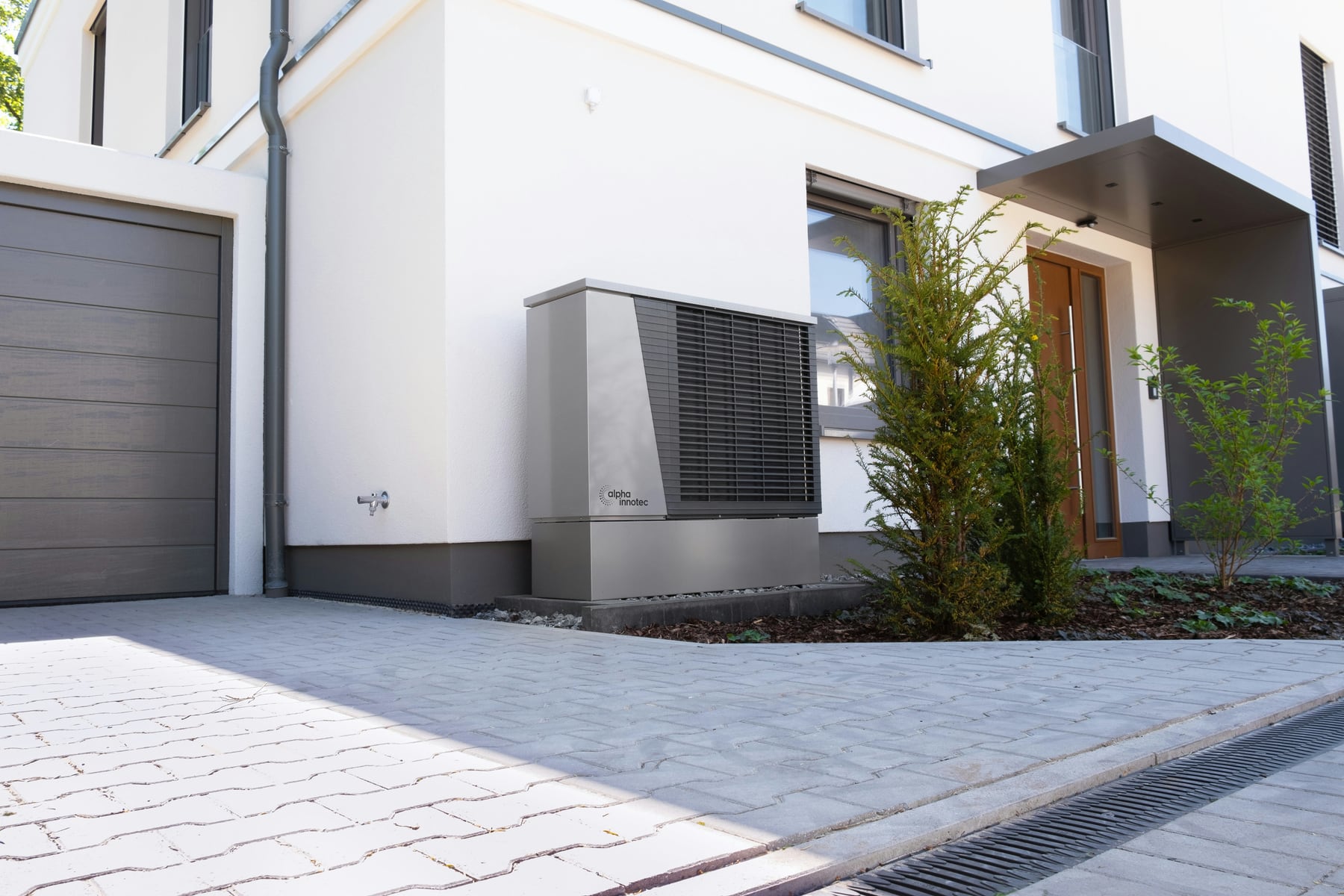 Warmtepomp naast een moderne energiezuinige woning