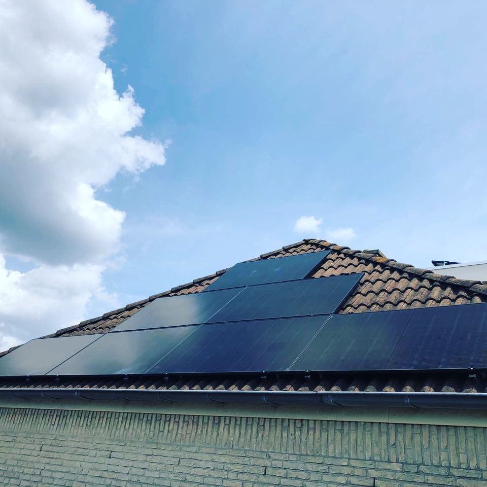 Woning met zonne-energiesysteem op het dak