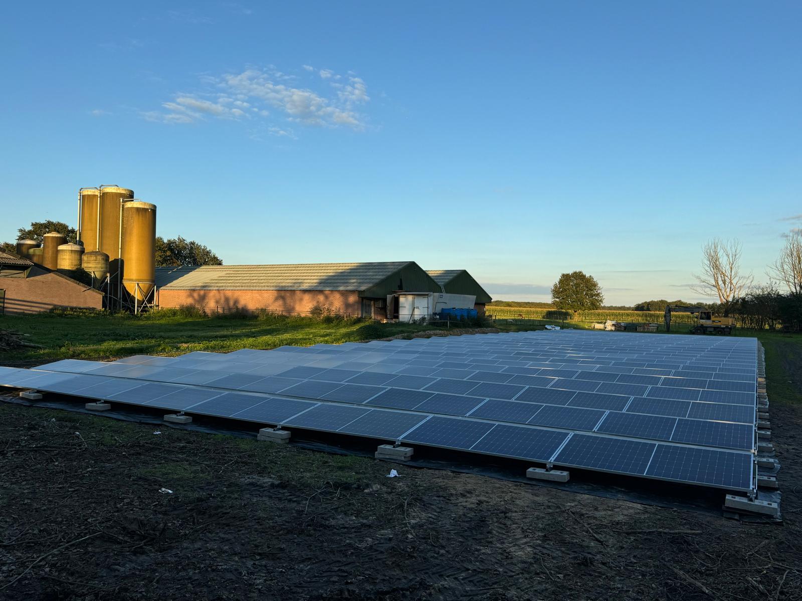 Grote veldopstelling met zonnepanelen bij een agrarisch bedrijf